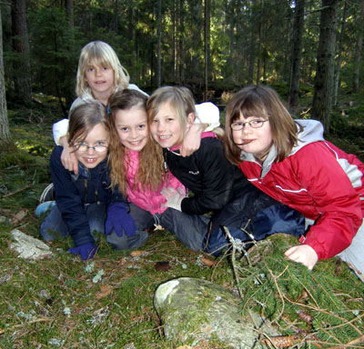 Glada barn och en bombmurkla